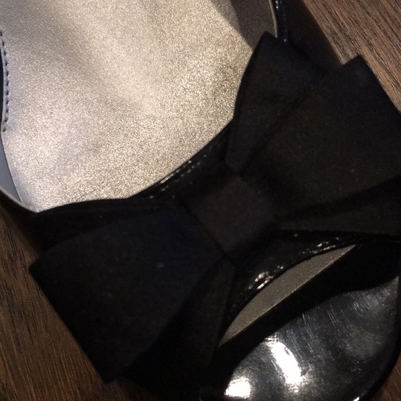 Girls Nordstrom Black Patent Bow Wedges - Picture 4 of 6